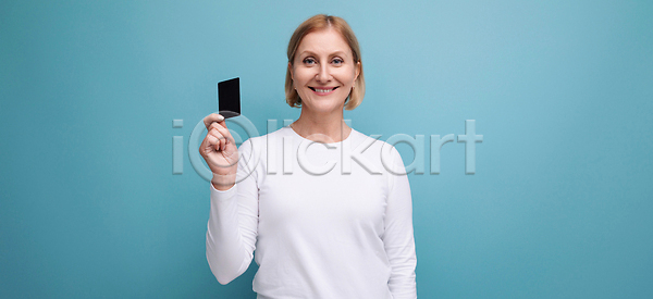 귀여움 전자상거래 행복 여자 중년 한명 JPG 포토 해외이미지 고립 금발 돈 백그라운드 세일 쇼퍼홀릭 쇼핑 스타일 신용카드 실내 온라인 인출 인터넷 컨셉 플라스틱 학생 해외202309 해외포토