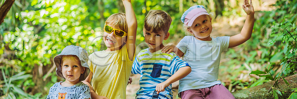 함께함 행복 백인 사람 소년 어린이 여러명 JPG 포토 해외이미지 가로 가족 결합 딸 라이프스타일 배낭 배너 숲 스위스 스포츠 아빠 야외 엄마 여행 자연 장난 트래킹 하이킹 해외202309 해외포토 휴가