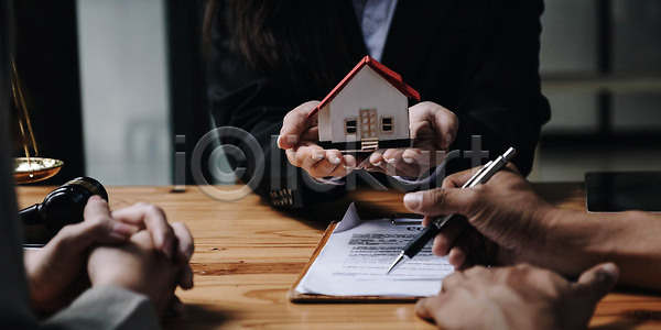 계약 계획 성공 투자 사람 사람없음 JPG 포토 해외이미지 거래 경제 고객 구매 금융 기회 대여 대출 돈 렌탈 매각 문서 변호사 보험 부동산 부동산중개인 비즈니스 사인 서명 세일 손 아파트 열쇠 재산 주기 주택 중개인 직업 진짜 컨셉 토론 판매 해외202309 해외포토