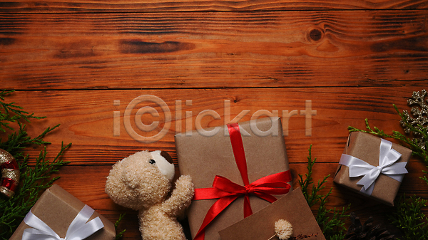 사람없음 JPG 포토 하이앵글 해외이미지 갈색 곰인형 나무배경 선물상자 솔잎 오브젝트 카피스페이스 크리스마스 해외202309