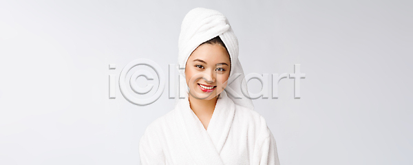성인 성인여자한명만 여자 한명 JPG 앞모습 포토 해외이미지 목욕가운 미소(표정) 뷰티 상반신 해외202309 흰색