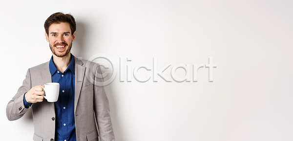 성공 자신감 행복 남자 백인 사람 성인 한명 JPG 포토 해외이미지 1 CEO 감정 경영자 고립 관리 노동자 라이프스타일 마시기 모델 백그라운드 비즈니스 비즈니스맨 사무실 사업가 서기 수염 스타일 실내 얼굴 업무 유행 정장 커피 표현 해외202309 해외포토 흰색