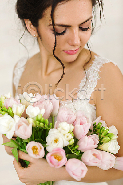 성인 성인여자한명만 여자 한명 JPG 포토 해외이미지 결혼 꽃다발 드레스 들기 부케 상반신 신부(웨딩) 튤립 해외202309
