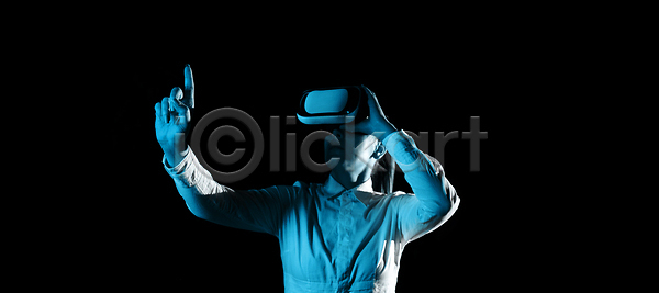 기쁨 미래 성공 혁명 흥분 남자 성인 청소년 한명 3D JPG 실루엣 포토 해외이미지 가상현실 검은배경 고립 과학 관찰 놀이 라이프스타일 레저 백그라운드 비디오게임 손 스튜디오촬영 스포츠 시력 안경 야간 어둠 응시 장난 장비 카피스페이스 컴퓨터 파란색 해외202309 해외포토 헤드폰