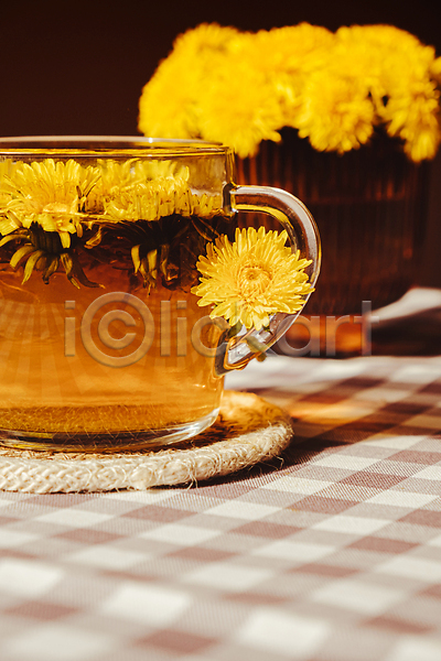 사람없음 JPG 포토 해외이미지 꽃차 노란색 민들레 식탁보 찻잔 체크무늬 컵받침 해외202309