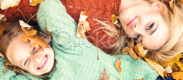 기쁨 사랑 행복 휴식 두명 백인 사람 성인 어린이 여자 청소년 JPG 포토 하이앵글 해외이미지 가족 계절 노란색 눕기 딸 라이프스타일 부모 뷰티 야외 얼굴 엄마 웃음 잎 자연 장난 카피스페이스 캐주얼 포옹 해외202309 해외포토