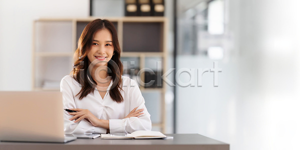 성공 자신감 행복 백인 사람 성인 여자 한명 JPG 포토 해외이미지 경영 경영자 그룹 노트북 라이프스타일 뷰티 비즈니스 비즈니스맨 비즈니스우먼 사무실 사업가 사이버 실내 앉기 업무 온라인 응시 작업 종업원 직업 직장 책상 컴퓨터 탁자 통신 해외202309 해외포토