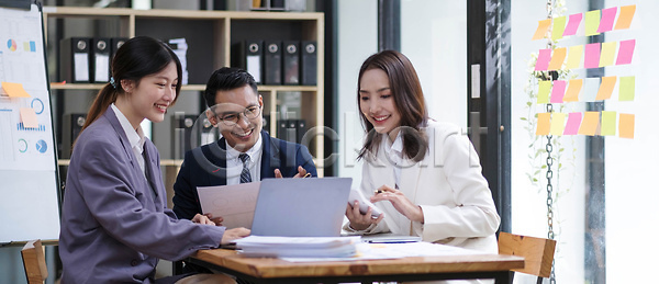 계획 성공 스마트 아이디어 함께함 행복 협력 동양인 사람 성인 세명 JPG 포토 해외이미지 개발 그룹 노트북 동료 발표 브레인스토밍 비즈니스 비즈니스맨 비즈니스우먼 사무실 아시아 앉기 업무 작업 직업 직장 창조 컴퓨터 토론 통신 해외202309 해외포토 회사 회의