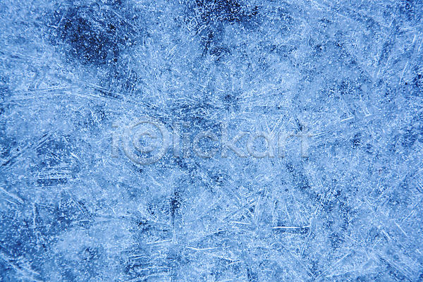 추위 사람없음 JPG 포토 해외이미지 12월 겨울 계절 균열 남색 내추럴 냉동 눈송이 디자인 물 백그라운드 빛 새해 서리 야외 얼음 에코 유리 자연 장식 질감 추상 컬러 크리스마스 크리스탈 파란색 패턴 표면 해외202309 호수 흰색