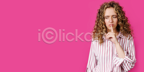 고민 비밀 시원함 우아함 자신감 침묵 휴식 한명 JPG 옆모습 포토 해외이미지 가리킴 갈색머리 감정 경영 경영자 고립 그만 나쁜 놀람 대화 덮개 비즈니스 서기 셔츠 손가락 심각 안경 응시 입 입술 질문 충격 포즈 표현 해외202309 해외포토