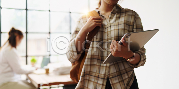 행복 남자 백인 사람 성인 세명 여자 JPG 포토 해외이미지 1 공책 교육 긍정 노트북 대학교 도서관 라이프스타일 배낭 백그라운드 뷰티 사이버 서기 스터디 실내 앉기 응시 잡기 책 카피스페이스 컴퓨터 학교 학생 학습 해외202309 해외포토