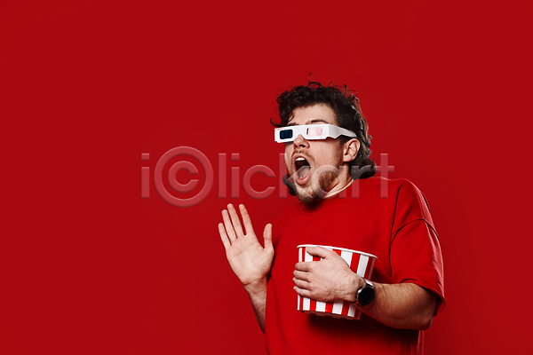 행복 남자 성인 성인남자한명만 한명 JPG 옆모습 포토 해외이미지 3D안경 놀람 들기 빨간색 상반신 영화 팝콘 해외202309