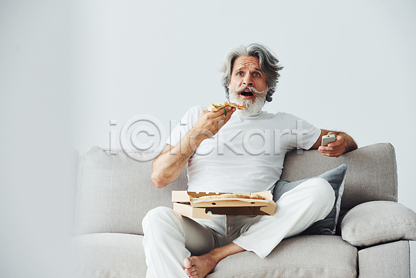 여유 휴식 남자 노년 노인남자한명만 백인 한명 JPG 앞모습 포토 해외이미지 놀람 들기 리모컨 맛있는 먹기 상반신 소파 수염 실내 실버라이프 앉기 피자 할아버지 해외202309