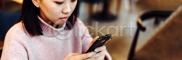 행복 휴식 10대 동양인 사람 여자 한명 JPG 포토 해외이미지 1 검색 기다림 내부 네트워크 닫기 디지털 라이프스타일 메시지 모바일 바 배너 서핑 소셜 스마트폰 식당 실내 앉기 연결 오르기 와이파이 인터넷 잡기 전화기 카페 카피스페이스 커피 텍스트 통신 해외202309 해외포토 핸드폰 힙스터