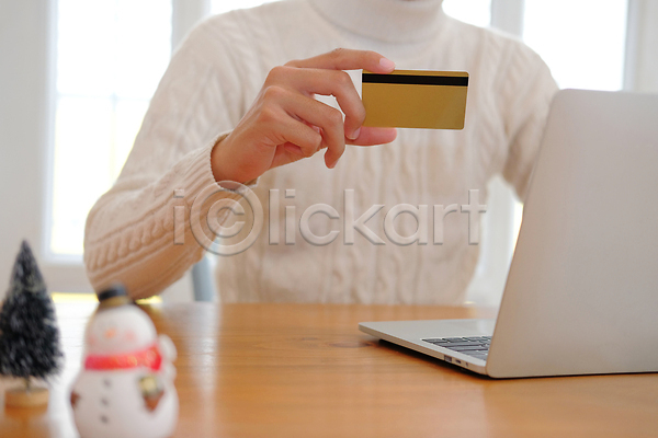 한명 JPG 포토 해외이미지 노트북 무료이미지 손 쇼핑 신용카드 잡기 해외202309 해외포토