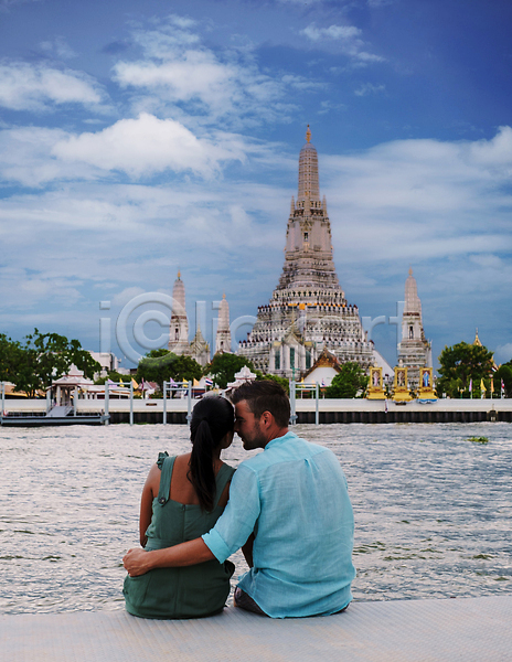 사랑 남자 두명 성인 성인만 여자 JPG 뒷모습 포토 해외이미지 강가 구름(자연) 물 방콕 불교 사찰 상반신 앉기 하늘 해외202309