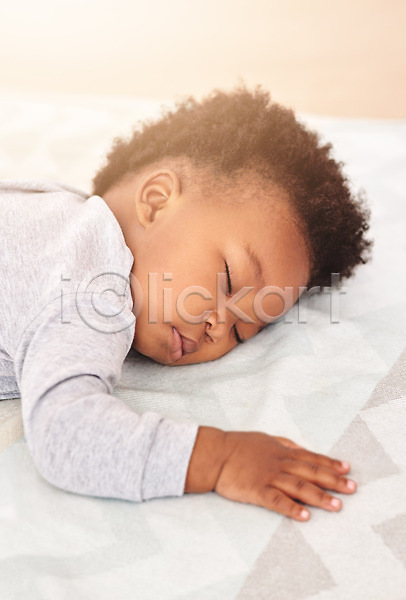 귀여움 남자아기한명만 아기 한명 JPG 포토 해외이미지 낮잠 눈감음 눕기 신생아 이불 침대 해외202309