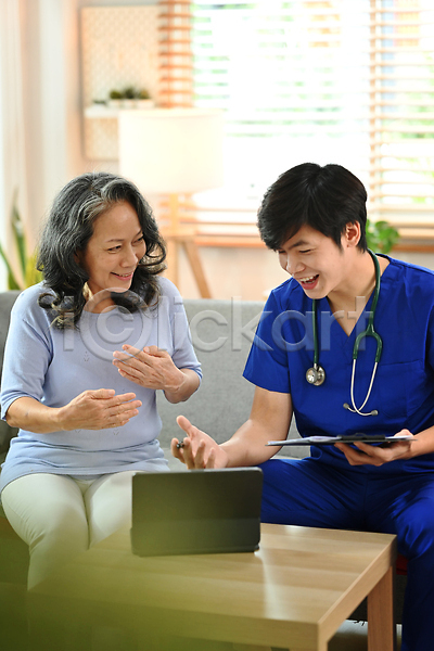 남자 노년 동양인 두명 성인 여자 JPG 포토 해외이미지 들기 상반신 서류판 소파 손짓 앉기 웃음 의사 진료 청진기 태블릿