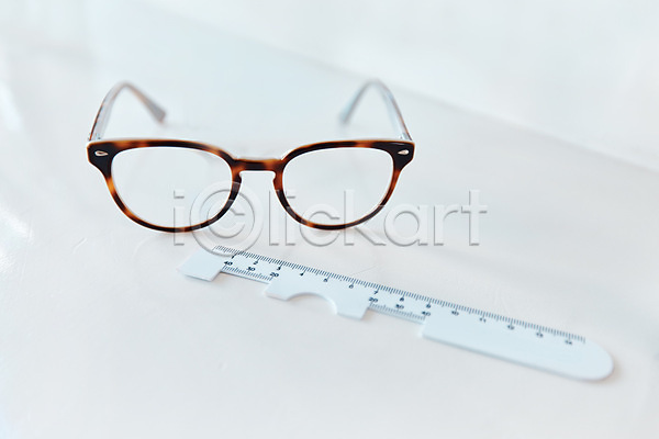 사람없음 JPG 포토 해외이미지 안경 안경점 자 측정 측정기 해외202309