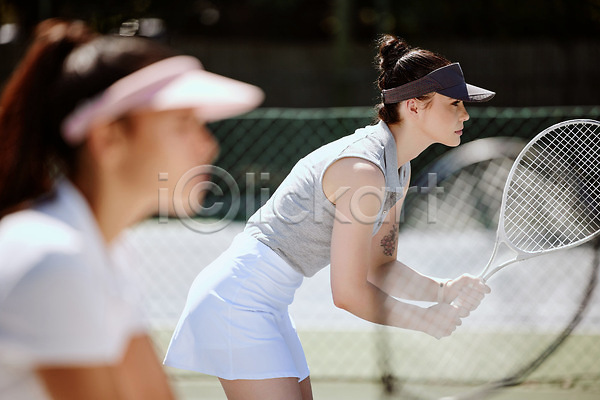 두명 성인 성인여자만 여자 JPG 소프트포커스 옆모습 포토 해외이미지 들기 썬캡 야외 테니스 테니스라켓 테니스복 테니스장 해외202309