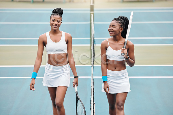 두명 성인 성인여자만 여자 JPG 포토 해외이미지 나란히 들기 미소(표정) 야외 테니스 테니스라켓 테니스복 테니스장 해외202309