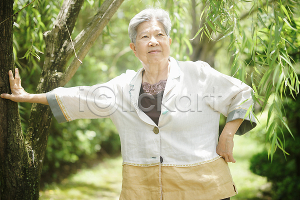 산책 행복 휴식 동양인 여자 한명 JPG 포토 해외이미지 공원 라이프스타일 야외 옛날 은퇴 정원 해외202309