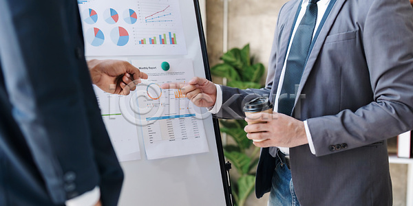 계획 마케팅 분석 설계 아이디어 함께함 협력 남자 두명 사람 여자 JPG 포토 해외이미지 경영 그래프 그룹 금융 노트북 대화 동료 디지털 브레인스토밍 비즈니스 비즈니스우먼 사무실 사업가 업무 자료 작업 직업 컴퓨터 콜라보레이션 토론 통계 프로젝트 해외202309 해외포토 회계 회사 회의