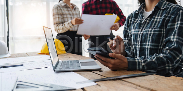 계획 설계 성공 아이디어 협력 사람 세명 JPG 포토 해외이미지 감독 개발 건축가 경영자 계산 계약자 공학 과학기술 그림 노동자 노트북 디자이너 디자인 땅 문서 브레인스토밍 비즈니스 사무실 산업 안전 업무 엔지니어 작업 직업 직장 책상 청사진 컴퓨터 토론 프로젝트 해외202309 해외포토 헬멧
