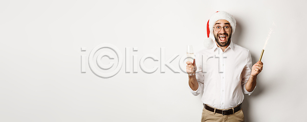 축하 행복 흥분 남자 백인 사람 성인 한명 JPG 포토 해외이미지 갈색머리 감정 겨울 고립 라이프스타일 모델 미소 백그라운드 뷰티 비즈니스맨 빨간색 새해 쇼핑 수염 실내 얼굴 유럽 유행 이벤트 정장 정중 크리스마스 파티 해외202309 해외포토 휴가