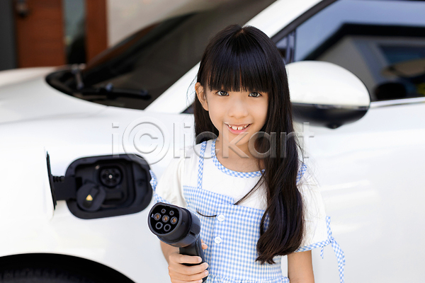 미래 소녀(어린이) 소녀한명만 어린이 여자 한명 JPG 앞모습 포토 해외이미지 들기 상반신 충전 충전기 친환경 친환경자동차 플러그 해외202309