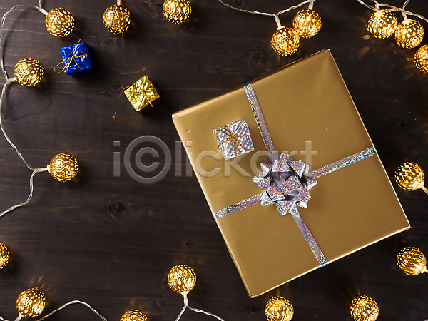 사람없음 JPG 포토 하이앵글 해외이미지 금색 나무배경 리본 선물상자 알전구 오브젝트 크리스마스장식 해외202309