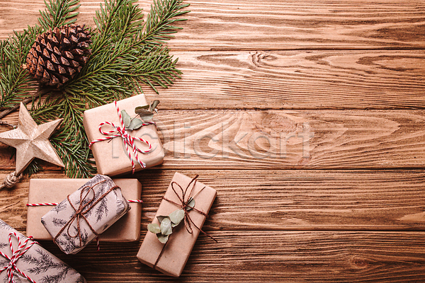 사람없음 JPG 포토 하이앵글 해외이미지 갈색 나무배경 리본 별 선물상자 솔방울 솔잎 실내 오브젝트 카피스페이스 크리스마스 크리스마스선물 해외202309