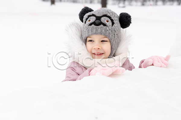 추위 행복 백인 사람 어린이 한명 JPG 포토 해외이미지 12월 1월 가족 걷기 겨울 계절 냉동 놀이 니트 라이프스타일 목도리 손모아장갑 야외 얼굴 얼음 웃음 자연 크리스마스 해외202309 휴가 흰색