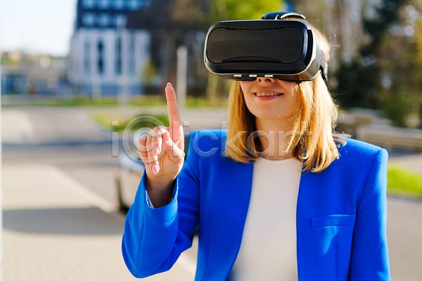 미래 체험 한명 3D JPG 포토 해외이미지 가상 가상현실 게이머 게임 고글 기술 놀이 디지털 비즈니스 사이버 센터 안경 정장 터치 파란색 하이테크 해외202309 헤드폰 현실 환경