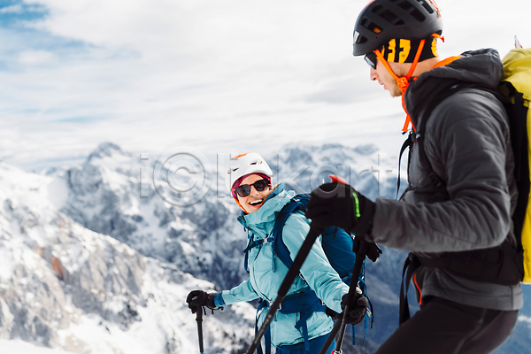 남자 두명 성인 성인만 여자 JPG 옆모습 포토 해외이미지 등산 미소(표정) 상반신 선글라스 설산 스키 스키복 야외 여행 폴 해외202309 헬멧
