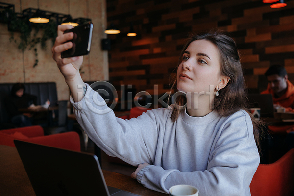 행복 휴식 사람 한명 JPG 포토 해외이미지 긍정 내부 네트워크 동영상 라이프스타일 머그컵 모바일 비즈니스 스마트폰 스타일 식당 앉기 온라인 음료 응시 인터넷 창문 커피 해외202309 해외포토 핸드폰