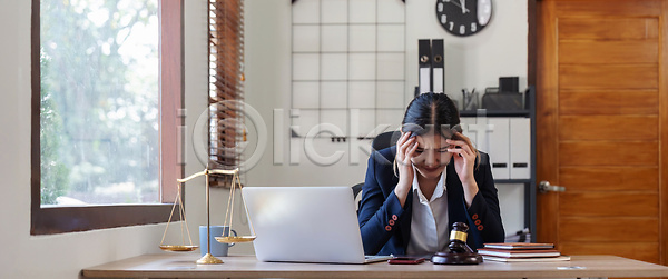 스트레스 슬픔 좌절 동양인 백인 사람 성인 여자 한명 JPG 포토 해외이미지 경영자 교육 금융 노트북 문제 변호사 비서 비즈니스 비즈니스맨 비즈니스우먼 사무실 사업가 압력 업무 작업 정장 종업원 직업 직원 직장 책상 컴퓨터 해외202309 해외포토 회계 회계사 회사