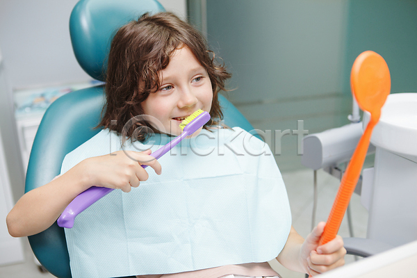 소년 어린이 한명 JPG 포토 해외이미지 거울 건강 건강관리 구강학 위생관리 의사 치과 치아 치아교정 칫솔 해외202309 환자