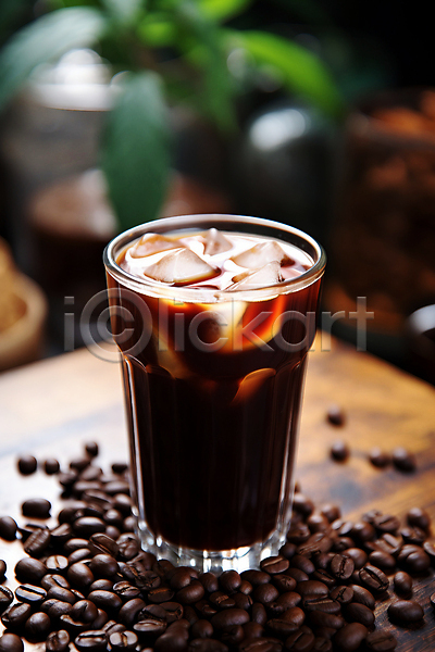 사람없음 JPG 편집이미지 갈색 나무탁자 아이스커피 얼음 원두 카페 커피잔 컵