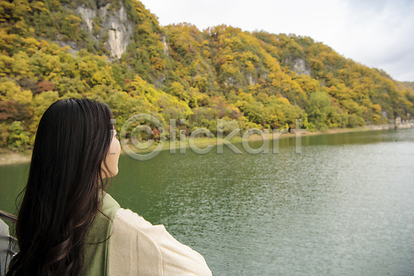휴식 20대 성인 성인여자한명만 여자 한국인 한명 JPG 뒷모습 포토 가을(계절) 강 구경 단양 도담삼봉 산 상반신 야외 여행 주간 풍경(경치)