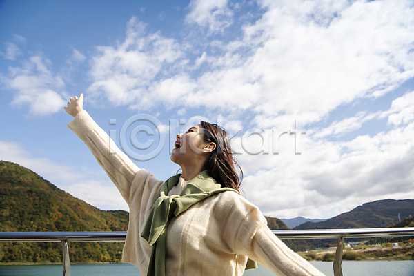 휴식 20대 성인 성인여자한명만 여자 한국인 한명 JPG 앞모습 포토 가을(계절) 구름(자연) 난간 단양 도담삼봉 미소(표정) 산 상반신 손들기 야외 여행 웃음 주간 팔벌리기 풍경(경치) 하늘