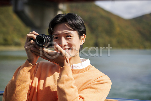 휴식 20대 남자 성인 성인남자한명만 한국인 한명 JPG 앞모습 포토 가을(계절) 단양 도담삼봉 들기 미소(표정) 상반신 야외 여행 주간 카메라 풍경(경치)