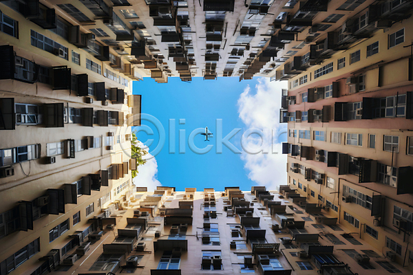 사람없음 JPG 로우앵글 편집이미지 건물 구름(자연) 도시 비행기 빌딩 사각형 하늘
