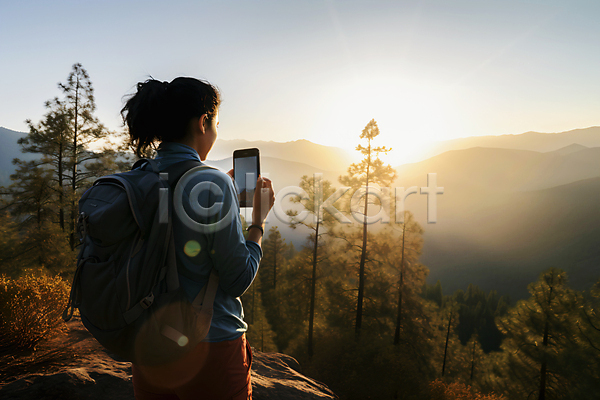 성인 성인여자한명만 여자 한명 JPG 편집이미지 가을(계절) 나무 들기 등산 등산객 배낭 사진촬영 산 상반신 스마트폰 하이킹 햇빛