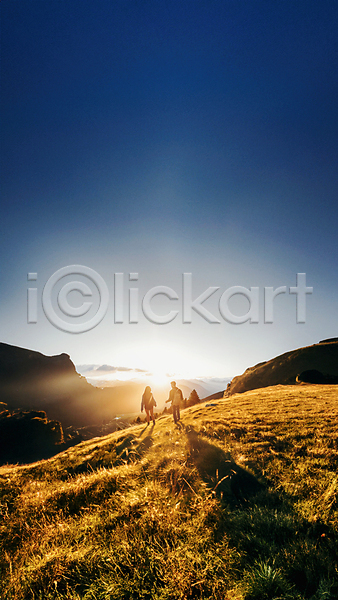 남자 두명 성인 성인만 여자 JPG 편집이미지 가을(계절) 등산 등산객 맑음 배낭 산 전신 초원(자연) 하늘 하이킹 햇빛