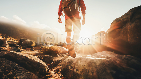 남자 성인 성인남자한명만 한명 JPG 편집이미지 가을(계절) 등산 등산객 산 하반신 하이킹 햇빛