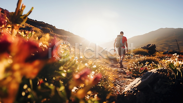 남자 성인 성인남자한명만 한명 JPG 편집이미지 가을(계절) 등산 등산객 배낭 산 전신 하이킹 햇빛