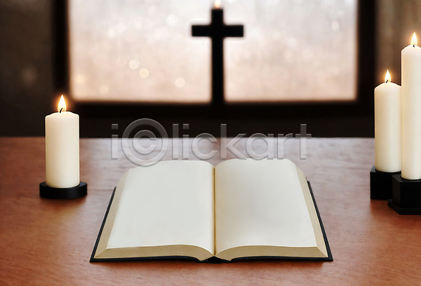 사람없음 JPG 디지털합성 편집이미지 기독교 나무탁자 성경 십자가 오브젝트 창문 촛불 편집소스
