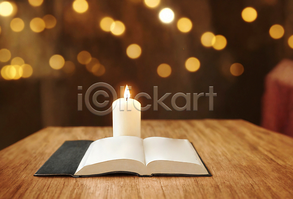 사람없음 JPG 디지털합성 편집이미지 기독교 나무탁자 보케 성경 오브젝트 촛불 편집소스