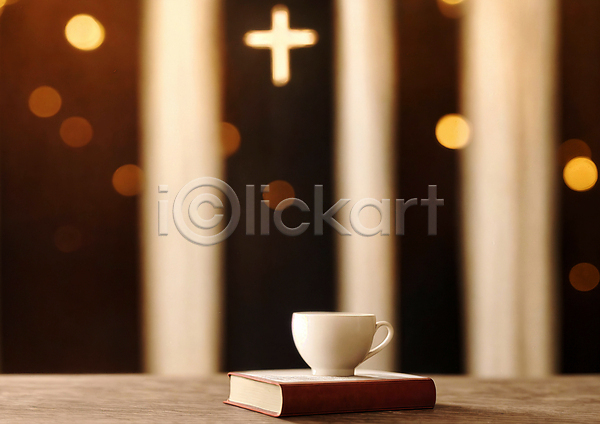 사람없음 JPG 디지털합성 편집이미지 기독교 나무탁자 보케 성경 십자가 오브젝트 커피잔 편집소스